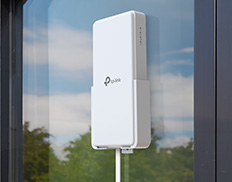 Router an einem Fenster montiert