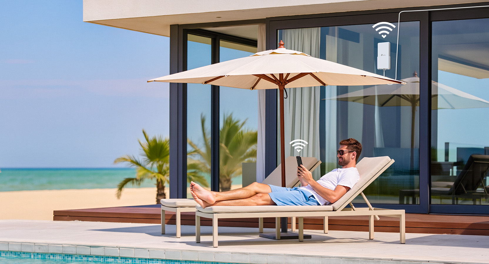 Mann benutzt ein Gerät an einem Pool im Freien