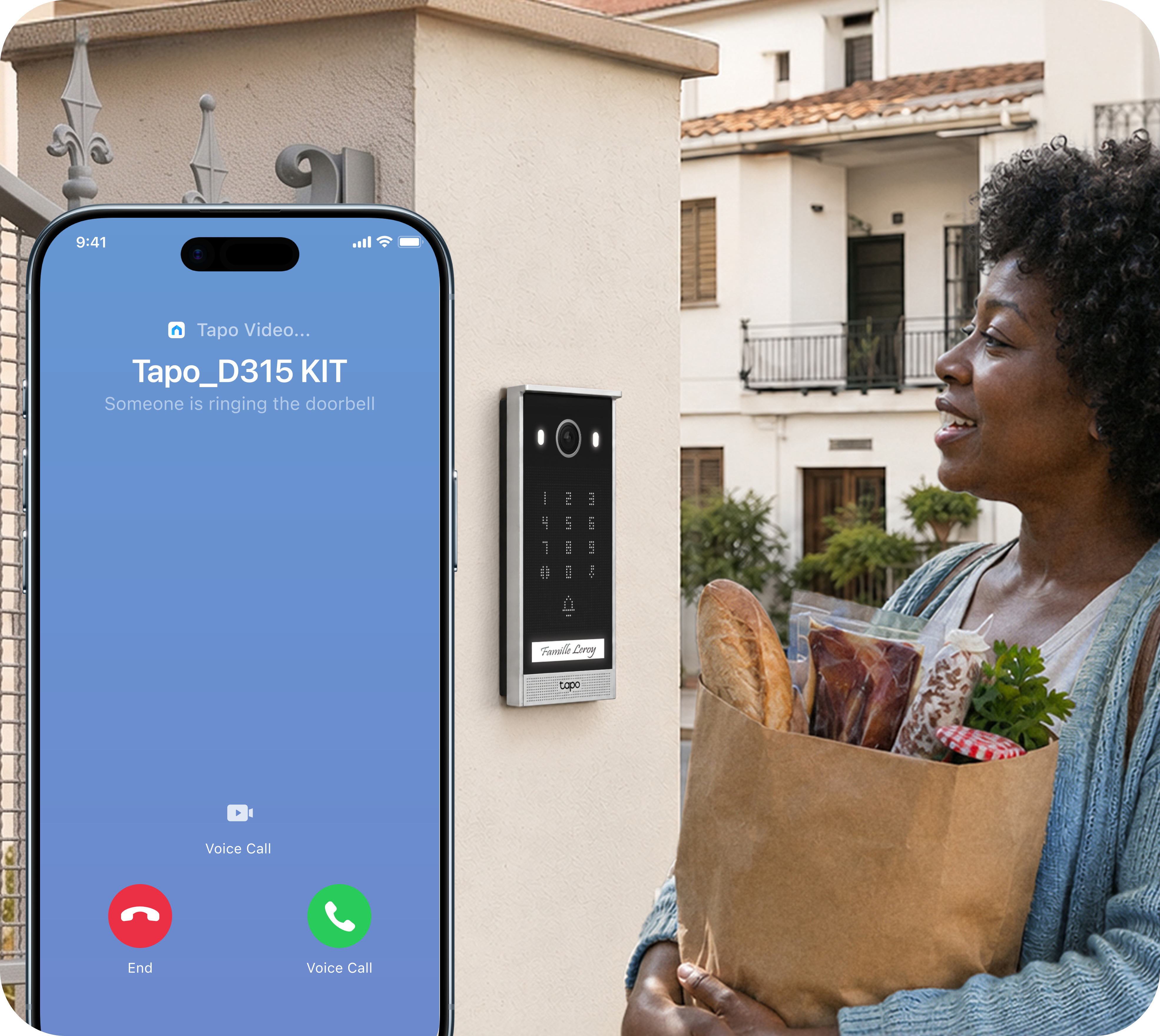Une femme parle au téléphone