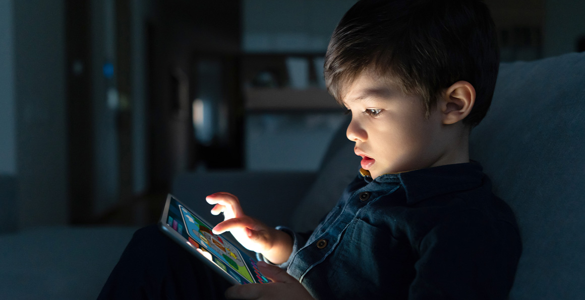 Kind mit Tablet und aktivierter Kindersicherung