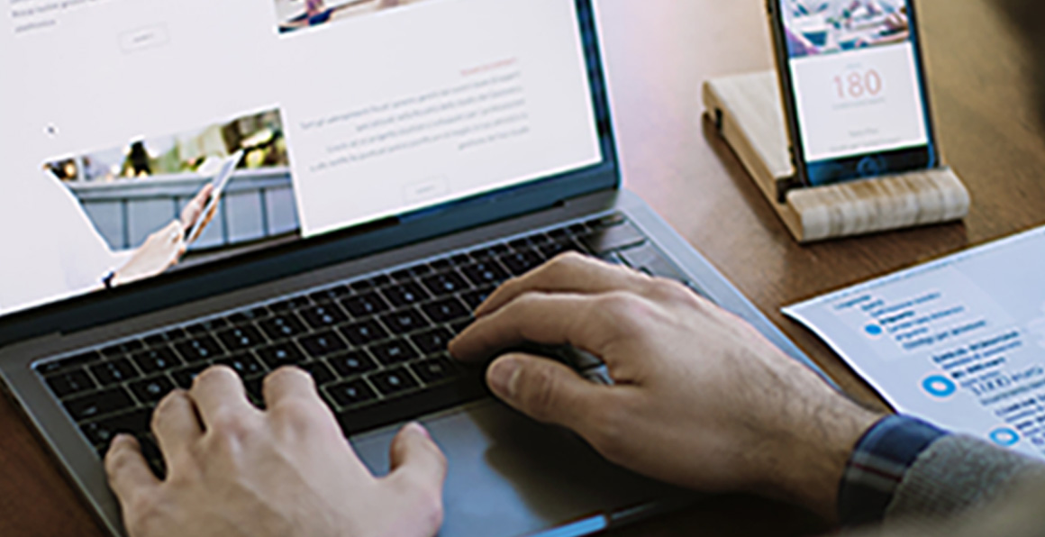 Hände an einem Laptop mit Quality-of-Service-Einstellungen