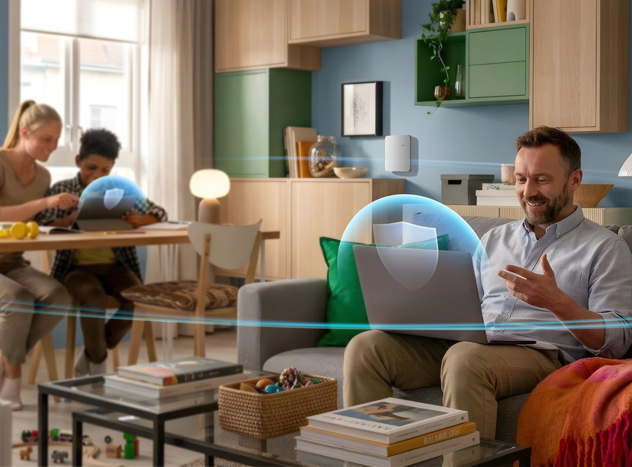 Familie mit vernetzten Geräten, geschützt durch die Sicherheitsfunktionen der TP-LinkBox 7